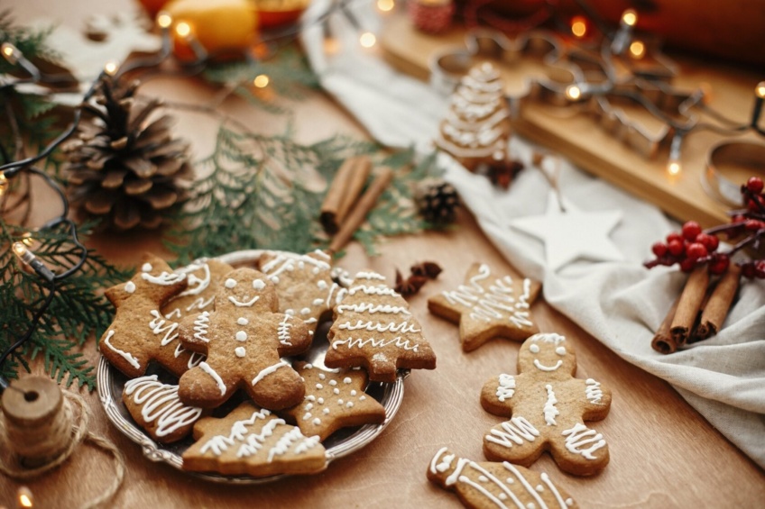 Crafting natural Christmas decorations with gingerbread